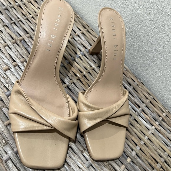 Gianni Bini Emberie Women's Tan Heeled Sandals, size 9.5, kitten heels, mules - Picture 2 of 6